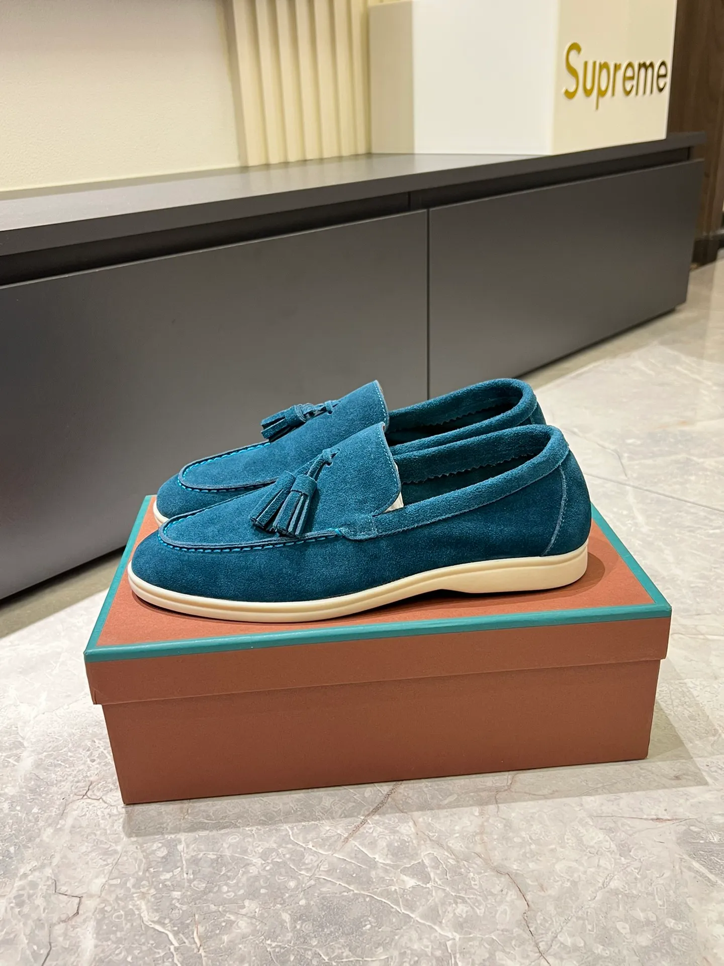 Men's shoes 💰p360 "Loro men's shoes 💰pian'*" Classic L men's shoes for couples 💰p Top version British flat loafers, a must-have item in old money style, the minimalist design is eye-catching and durable, a plus point for dressing The soft foot feel and texture are outstanding. They don’t scratch your feet and are very nice. They are matched with soft and waxy soles. They can be worn daily for a long time without getting tired. They are easy to wear, versatile and classic items, with perfect foot feel and texture! Imported cashmere fabric, the lining is made of imported A-grade water-dyed cow lining, the top version of the genuine leather midsole is sewn with pure handmade mark thread! Size: Female 35-40 (34. Customized) Male 38-44 (45.46. Customized)
